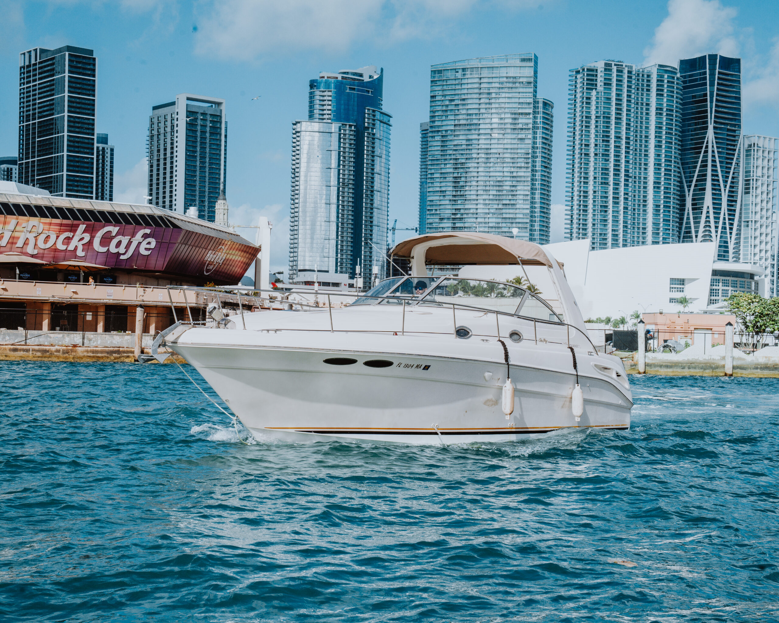 Sea Ray 340 Exterior